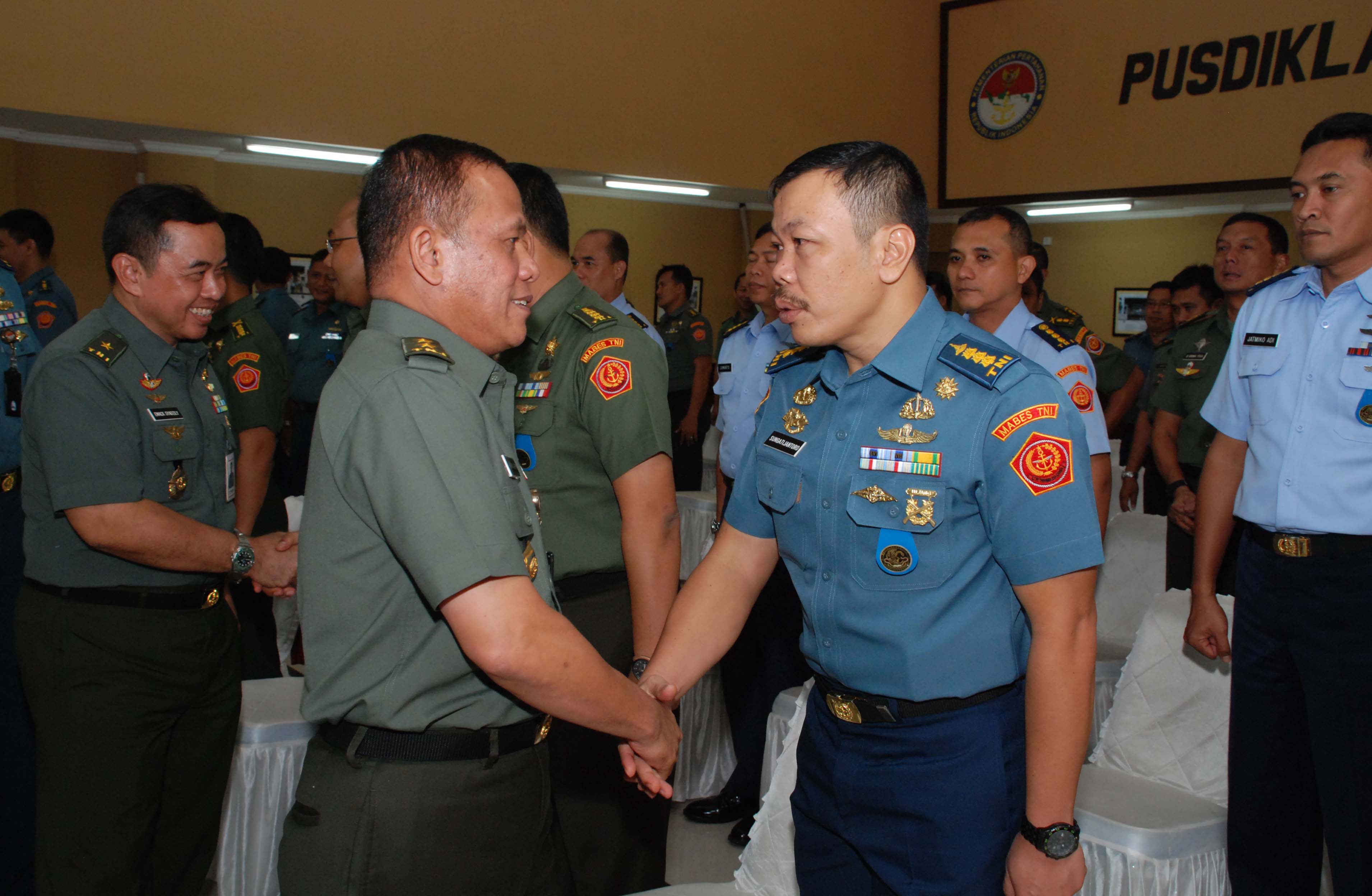 Kabadiklat Kemhan Mayjen TNI Hartind Asrin selaku Inspektur Upacara telah membuka dengan resmi Kursus Intensif Bahasa Inggris KIBI Athan Atad Atal dan