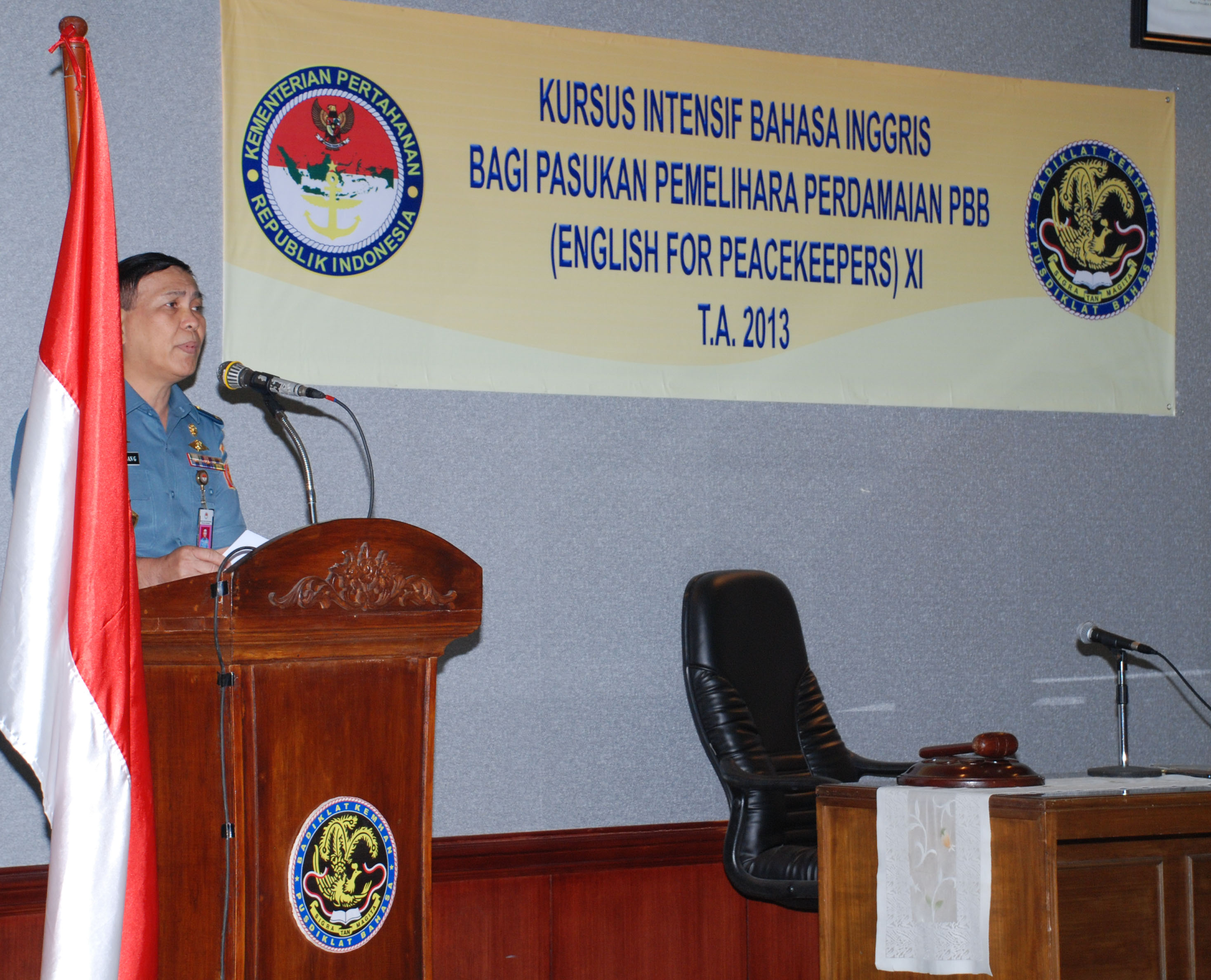 Jakarta 28 Mei 2013 Bertempat di aula Pusdiklat Bahasa Badiklat Kemhan pukul 09 15 WIB Kapusdiklat Bahasa Laksamana Pertama TNI Ir Paruntungan Girsang