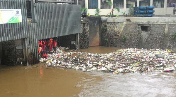 TNI: Kaget Banyak Sampah di Pintu Air Manggarai Usai Banjir