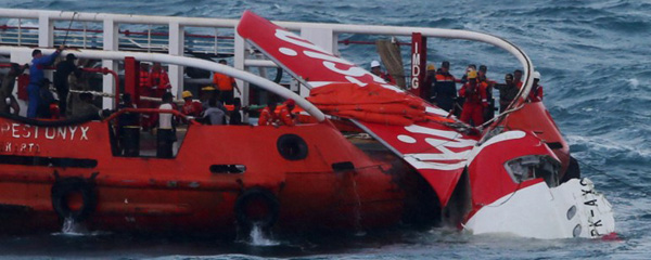 Tim Penyelam TNI AL Temukan "Black Box" AirAsia Terhimpit Badan Pesawat