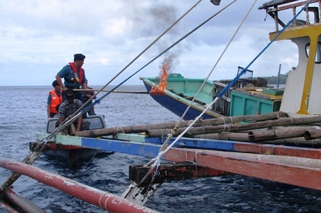 TNI AL Tenggelamkan Kapal Ikan Filipina di Teluk Tahuna Sulut