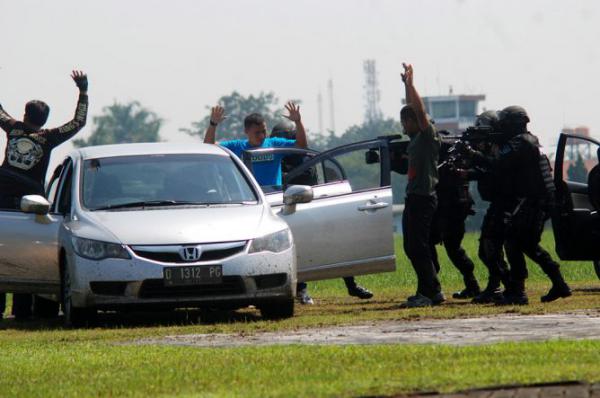 TNI-Polri Gerebek Persembunyian DPO di Maluku Tengah