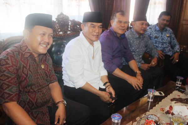 Urus Lapangan Terbang, Bupati Ke Menhan