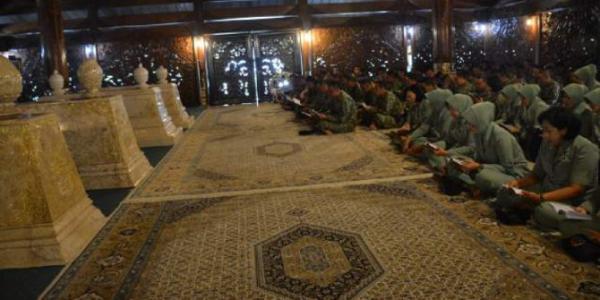 Kasad Pimpin Ziarah Ke Makam Alm Jenderal TNI Soeharto