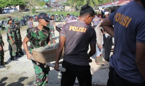 Prajurit TNI Bangun Masjid di Perbatasan Papua
