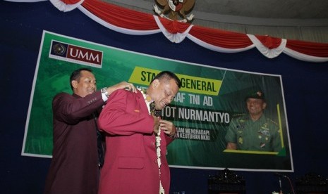UMM Anugerahkan Jas Kehormatan pada KASAD TNI
