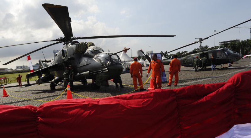 Sejumlah pilot TNI AD melakukan persiapan di dekat helikopter yang dipajang pada pameran alutsista TNI AD di Kawasan Monas Jakarta, Kamis (11/12). Pameran menampilkan berbagai peralatan tempur yang digunakan oleh TNI AD itu berlangsung 12-15 Desember 2014. ANTARA FOTO/Wahyu Putro A/ed/ama/14