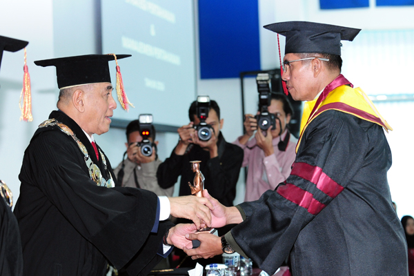 wisuda-unhan-1